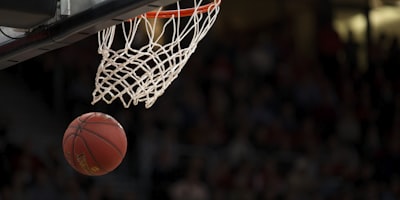 NBA季后赛激烈对抗 - 球员防守画面
